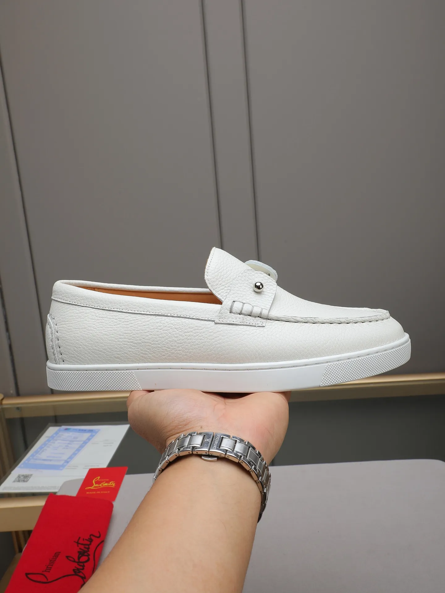 PP480 Christian Louboutin (red-soled shoes) Italian men's casual sneakers are shipped! Each pair of shoes from this Italian handmade shoe brand has a simple and classic design, which is very comfortable and versatile! The upper fabric of this shoe is made of imported cowhide, with high-end and comfortable cowhide lining! The outsole is made of original rubber bottom sheets and is lined with cowhide! Brand-specific mold-opening foot bed, exclusive private mold control! Original box packaging! 39 40 41 42 43 44 (38 45 46 customized)